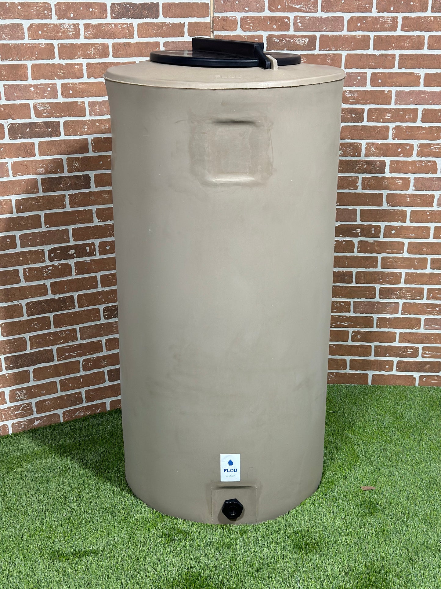 160 gallon insulated water tank in beige.